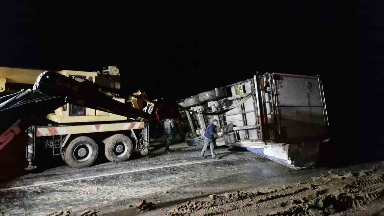 ÇORUM’UN ALACA İLÇESİNDE KAYAN TIRIN YAN YATMASI SEBEBİYLE ULAŞIMA KAPANAN ANKARA-TOKAT KARAYOLU...