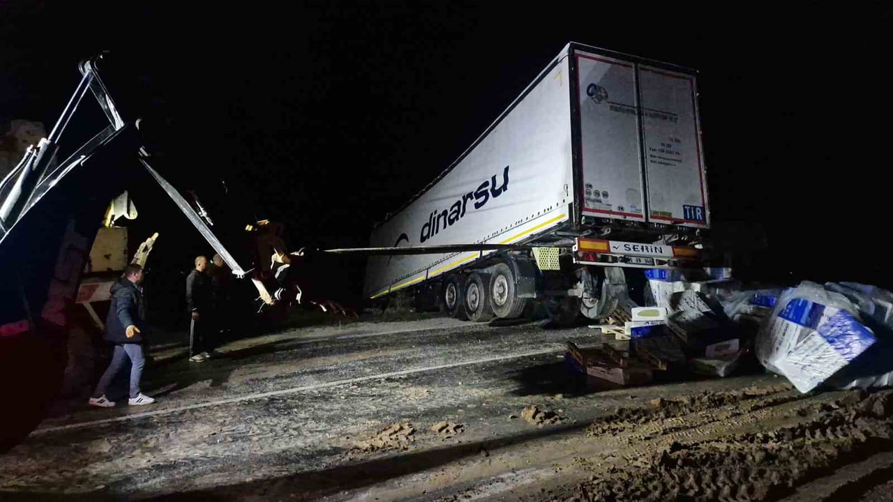 ÇORUM’UN ALACA İLÇESİNDE KAYAN TIRIN YAN YATMASI SEBEBİYLE ULAŞIMA KAPANAN ANKARA-TOKAT KARAYOLU...
