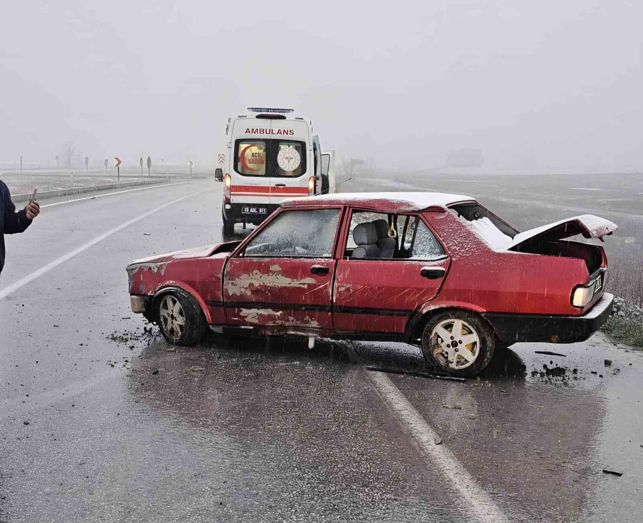 ÇORUM’UN ALACA İLÇESİNDE TABELAYA ÇARPAN OTOMOBİLİN SÜRÜCÜSÜ YARALANDI.