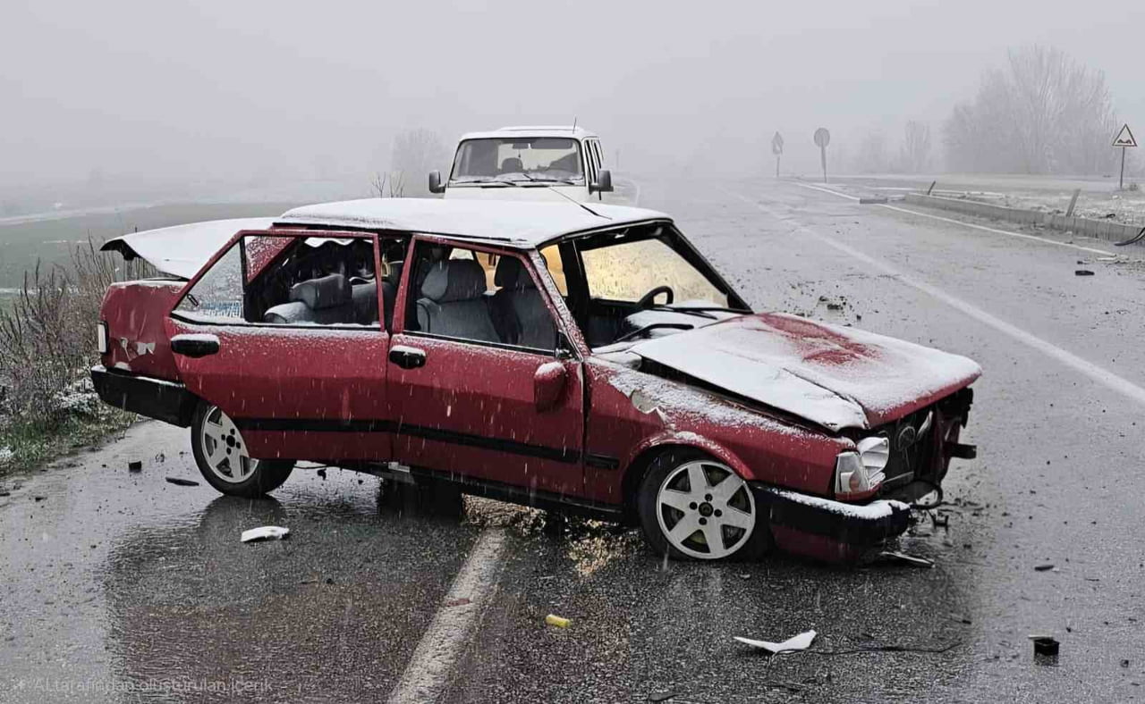 ÇORUM’UN ALACA İLÇESİNDE TABELAYA ÇARPAN OTOMOBİLİN SÜRÜCÜSÜ YARALANDI.