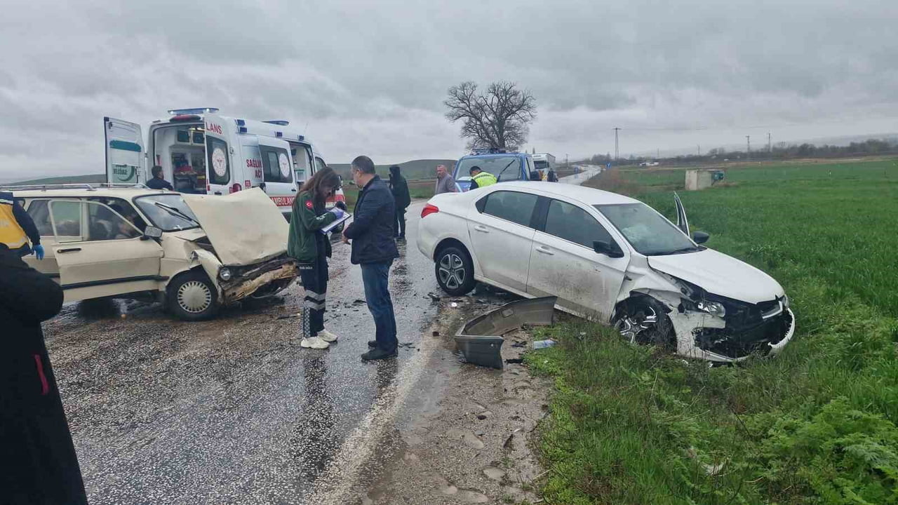 ÇORUM’UN ALACA İLÇESİNE İKİ OTOMOBİLİN ÇARPIŞMASI NETİCESİNDE MEYDANA GELEN TRAFİK KAZASINDA 3...