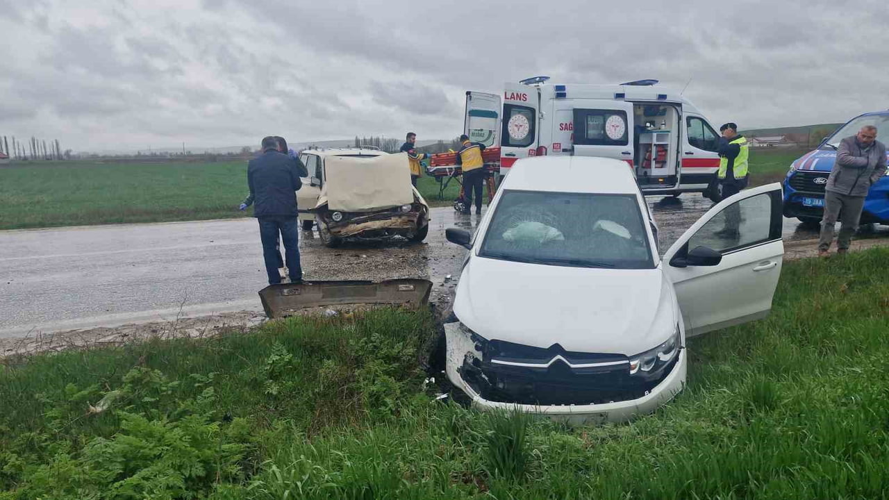 ÇORUM’UN ALACA İLÇESİNE İKİ OTOMOBİLİN ÇARPIŞMASI NETİCESİNDE MEYDANA GELEN TRAFİK KAZASINDA 3...