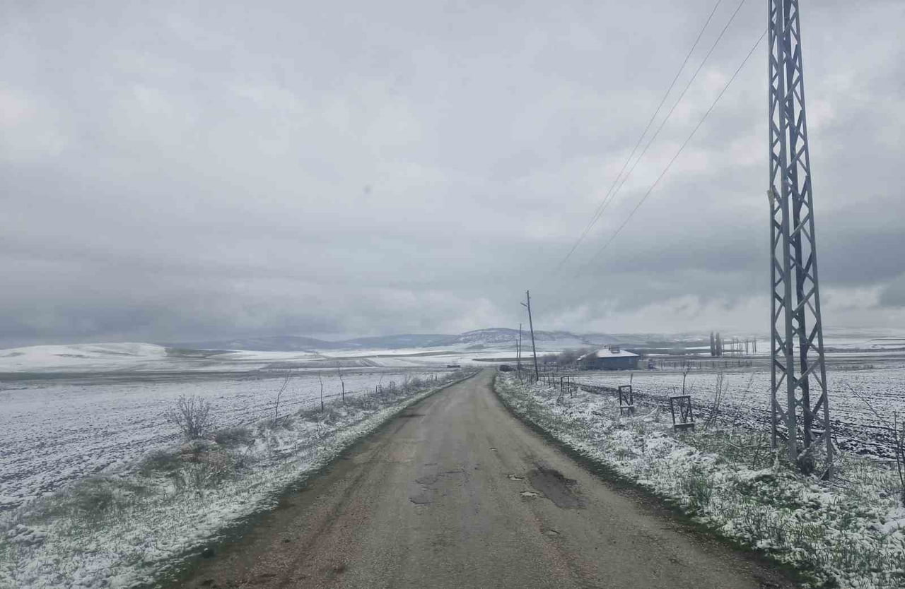 ÇORUM’UN YÜKSEK RAKIMLI BÖLGELERİ ETKİLİ OLAN KAR YAĞIŞIYLA BEYAZA BÜRÜNDÜ.