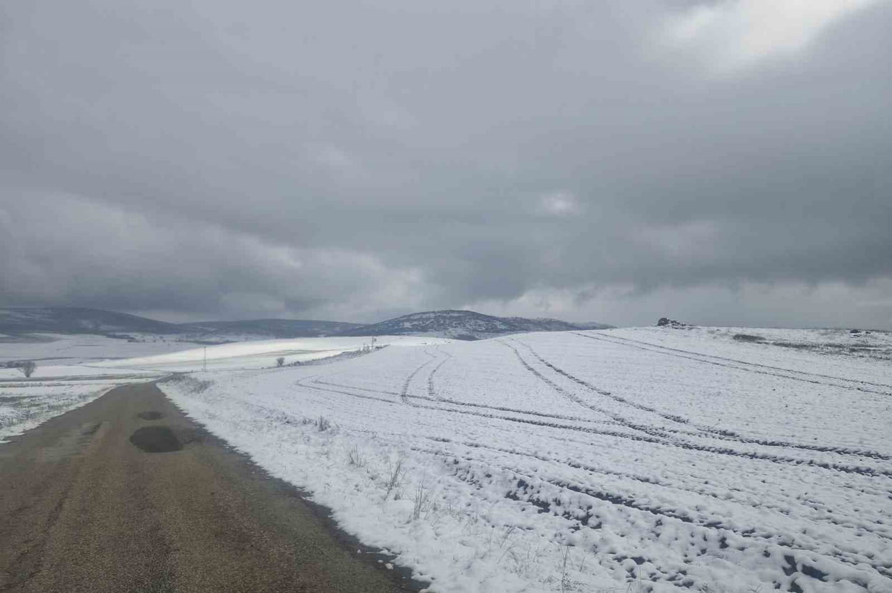 ÇORUM’UN YÜKSEK RAKIMLI BÖLGELERİ ETKİLİ OLAN KAR YAĞIŞIYLA BEYAZA BÜRÜNDÜ.
