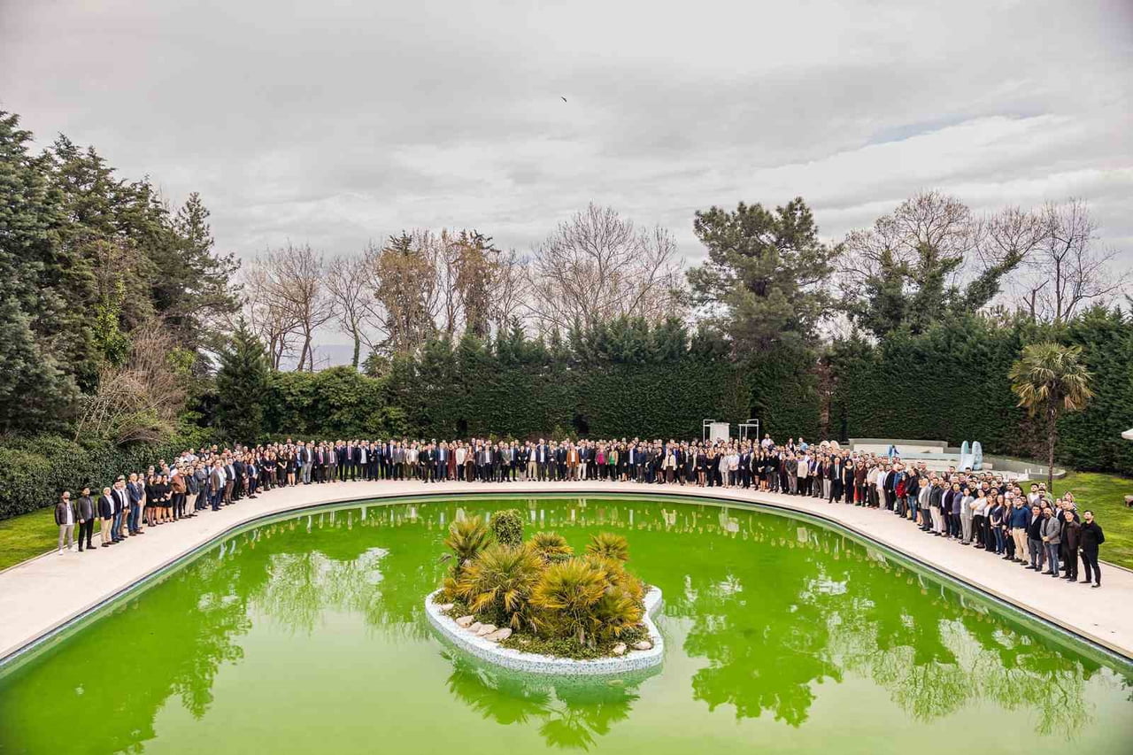 COŞKUNÖZ HOLDİNG, YENİ DÖNEM STRATEJİSİNİ BURSA’DA DÜZENLENEN LANSMAN ETKİNLİĞİNDE ÇALIŞANLARIYLA...