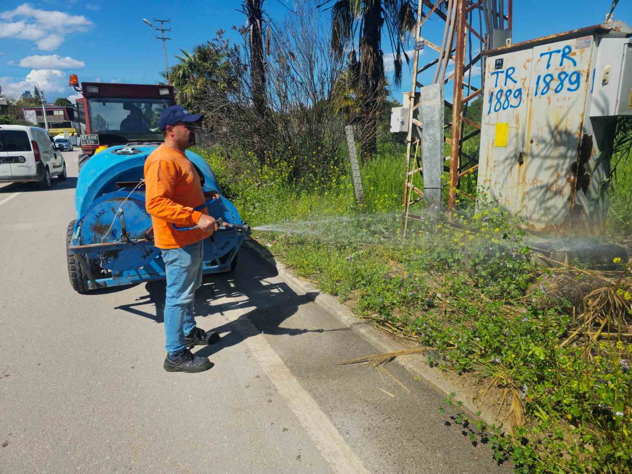 ÇUKUROVA BELEDİYESİ PARK VE BAHÇELER MÜDÜRLÜĞÜ EKİPLERİ, İLÇE GENELİNDE YEŞİL ALANLARIN BAKIM...