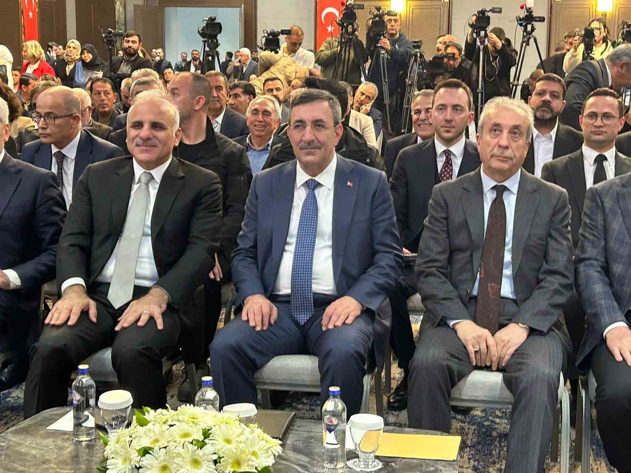 CUMHURBAŞKANI YARDIMCISI CEVDET YILMAZ, DİYARBAKIR’DA KATILDIĞI İŞ DÜNYASI TOPLANTISINDA YAPTIĞI...