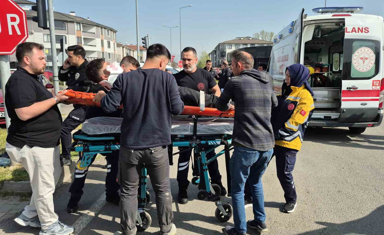 D-100 KARAYOLUNDA YAKALADIKLARI ŞÜPHELİYİ ADLİYEYE GÖTÜREN POLİS ARACI İLE OTOMOBİL ÇARPIŞTI....