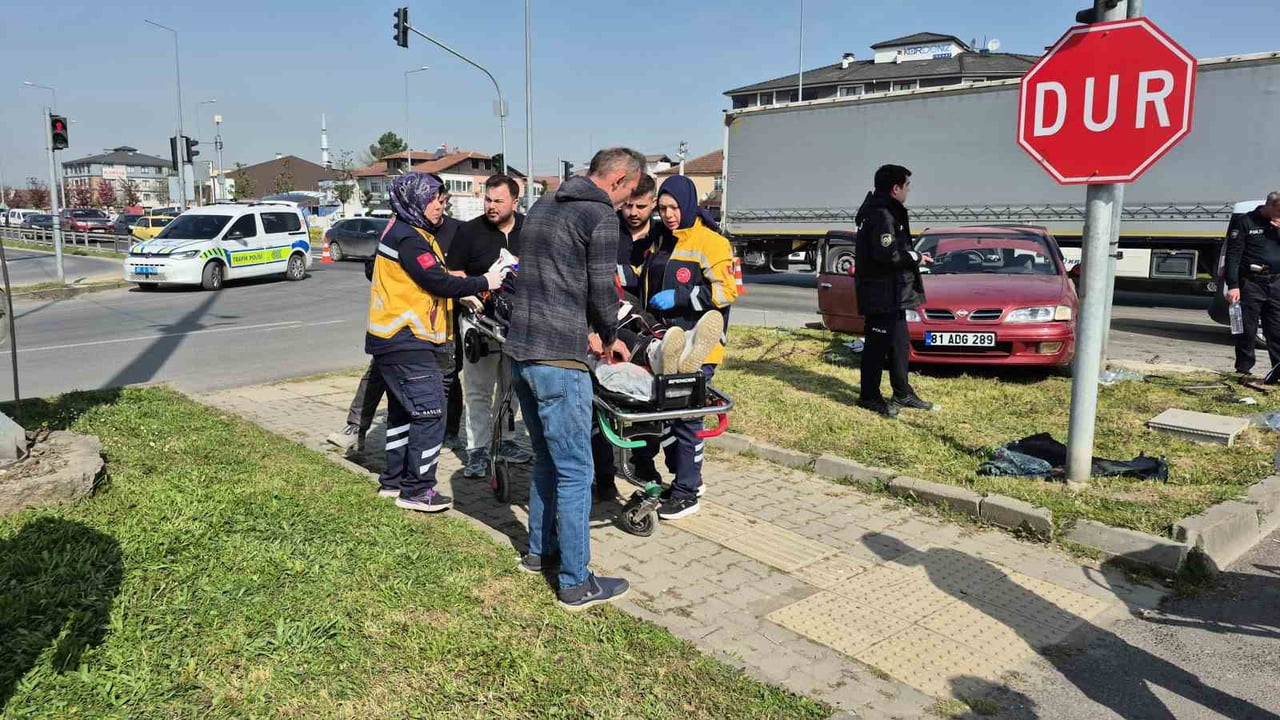 D-100 KARAYOLUNDA YAKALADIKLARI ŞÜPHELİYİ ADLİYEYE GÖTÜREN POLİS ARACI İLE OTOMOBİL ÇARPIŞTI....