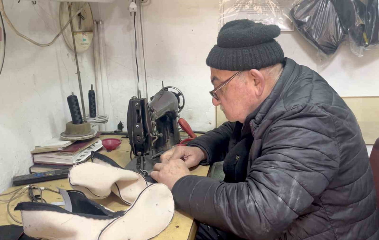 DANA VE KOYUN DERİSİNİ KILLANARAK MESTLER YAPAN YURDAKUL, GELENEKSEL YÖNTEMLERLE YAPTIĞI MESTLERE...