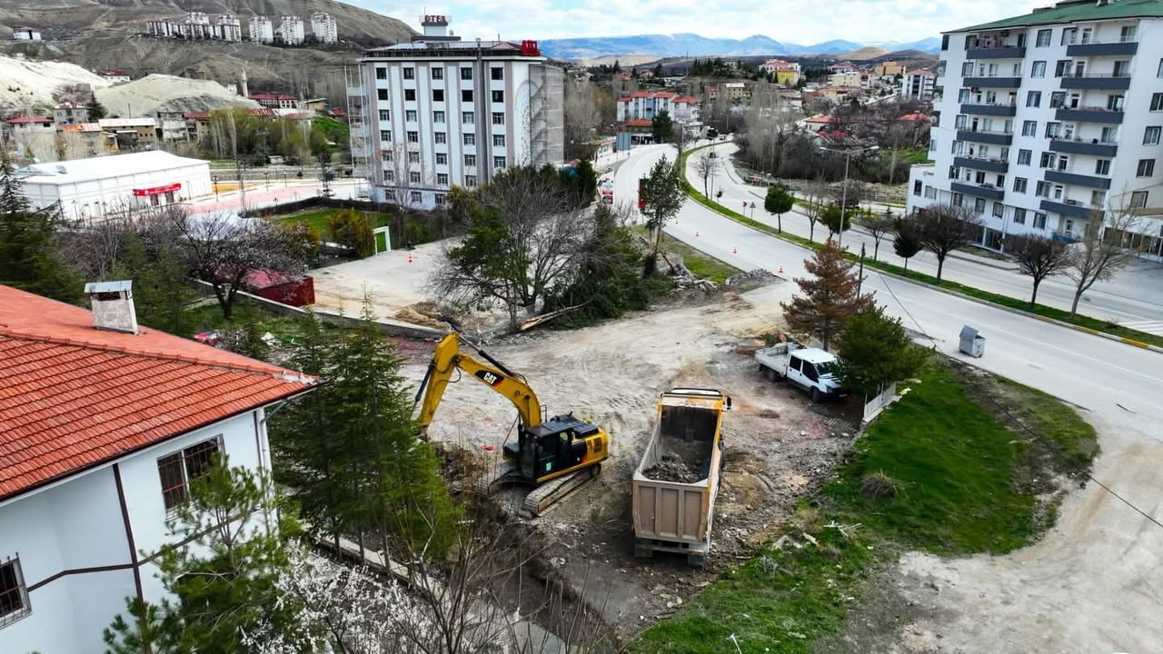 DARENDE’DE İLÇE HALK KÜTÜPHANESİ İÇİN İLK KAZMA VURULDU