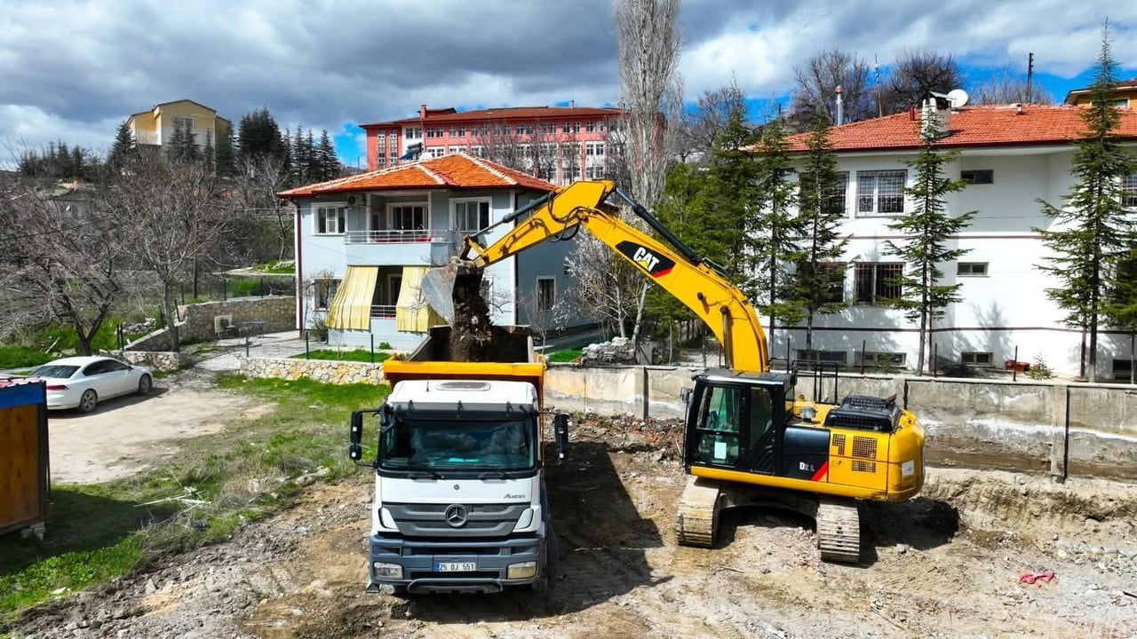 DARENDE’DE İLÇE HALK KÜTÜPHANESİ İÇİN İLK KAZMA VURULDU