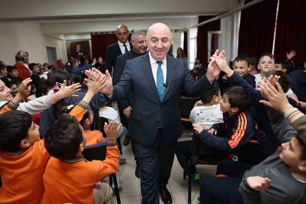 DARICA BELEDİYE BAŞKANI MUZAFFER BIYIK, "HAYAT BİLGİSİ" DERSİNE KONUK OLDUĞU İLKOKUL ÖĞRENCİLERİNE...