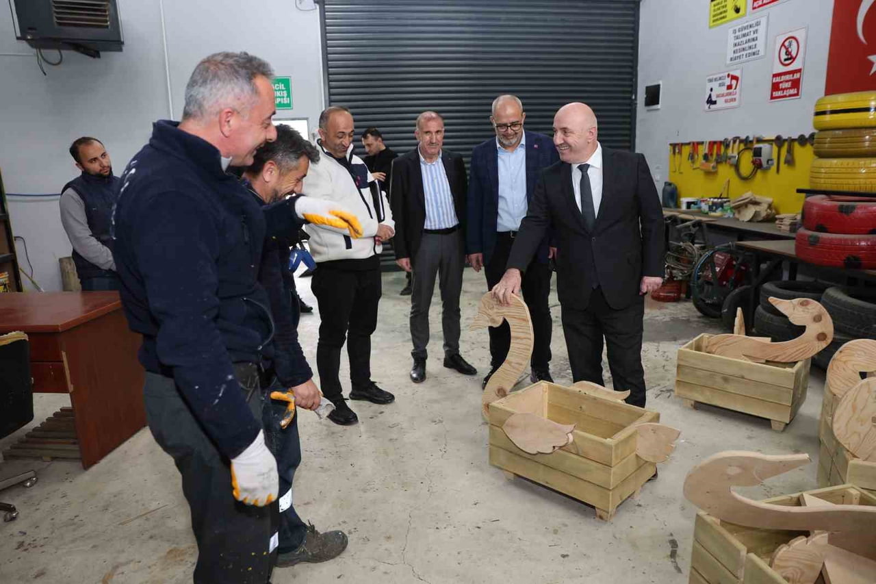 DARICA BELEDİYESİ, PARKLAR VE KAMUSAL ALANLARDA KULLANILAN KENT MOBİLYALARINI KENDİ BÜNYESİNDE...