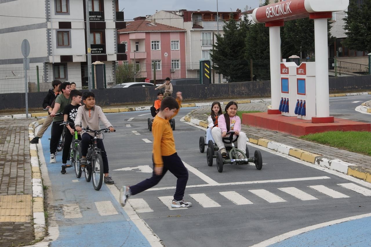DARICA BELEDİYESİ TARAFINDAN HAYATA GEÇİRİLEN TRAFİK EĞİTİM PARKI'NDA, ÇOCUKLARA TRAFİK BİLİNCİ...