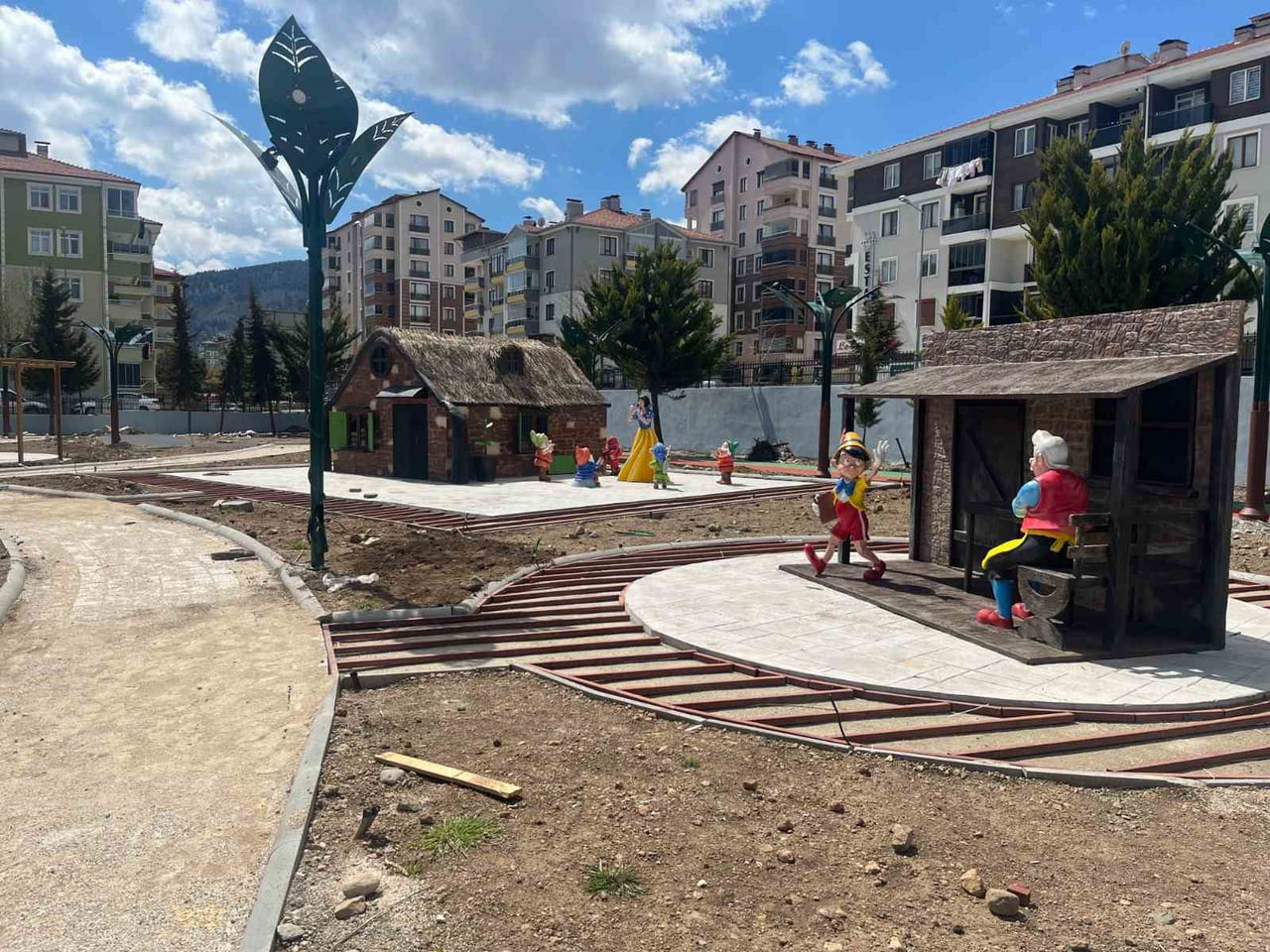 DAVRAZ MAHALLESİ’NDE UZUN YILLARDIR ATIL DURUMDA OLAN VE ESKİ ADIYLA AQUA PARK OLARAK BİLİNEN...