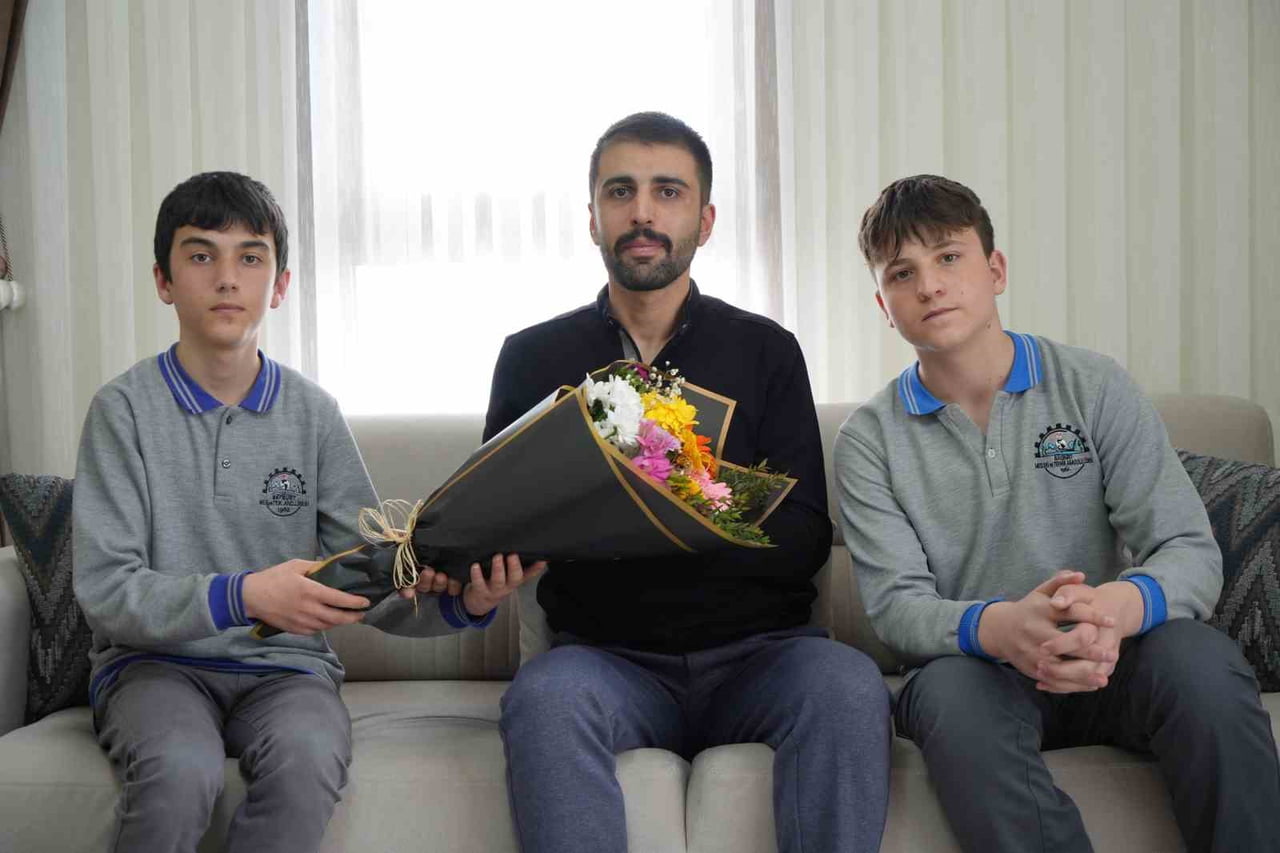 DEAŞ OPERASYONUNDA AĞIR YARALANMIŞTI: BAYBURTLU KAHRAMAN KOMİSERE ÖĞRENCİLERDEN POLİS HAFTASI...