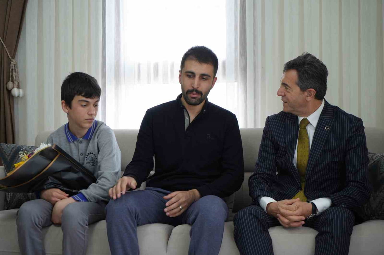 DEAŞ OPERASYONUNDA AĞIR YARALANMIŞTI: BAYBURTLU KAHRAMAN KOMİSERE ÖĞRENCİLERDEN POLİS HAFTASI...