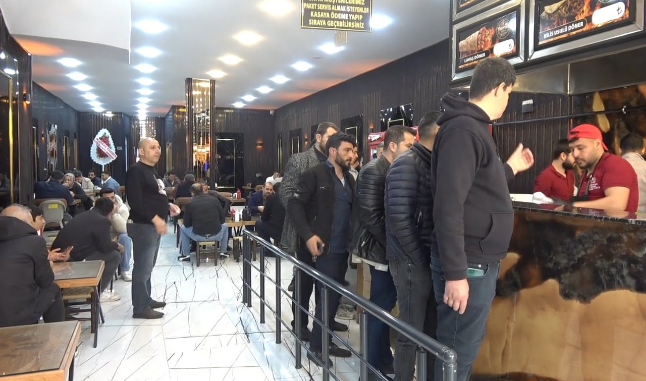 DEBBAŞOĞLU, DİĞER DÖNER ÇEŞİTLERİNİ MİZAHİ BİR DİLLE ELEŞTİREREK, "SOS ÇORBA GİBİ AKMIYOR"...