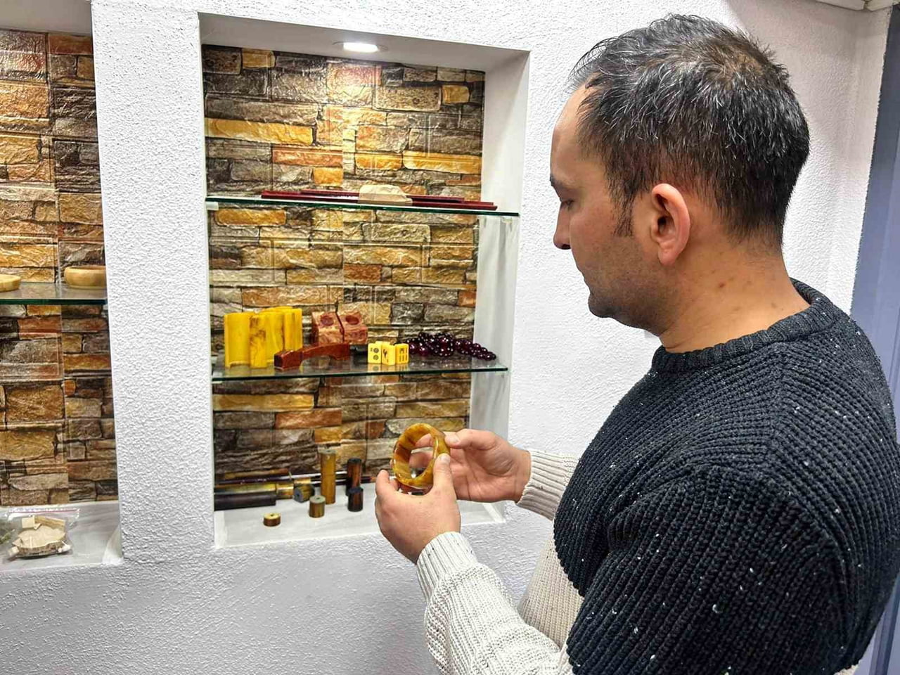 DEDE YADİGARI MERAKLA BAŞLADIĞI İŞE KÜLTÜR VE TURİZM BAKANLIĞI ONAYLI TESPİH TASARIM USTASI OLARAK...