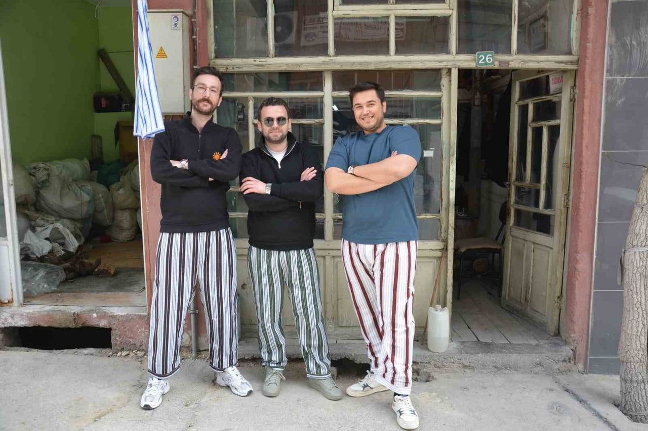 DEMİRCİ İLÇESİNDE GÖREV YAPAN ACİL SERVİS HEKİMLERİ, İLÇENİN 60 YILLIK EMEKTAR TERZİSİ YAŞAR...