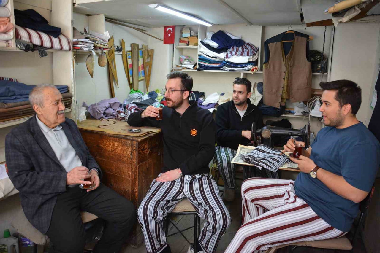 DEMİRCİ İLÇESİNDE GÖREV YAPAN ACİL SERVİS HEKİMLERİ, İLÇENİN 60 YILLIK EMEKTAR TERZİSİ YAŞAR...