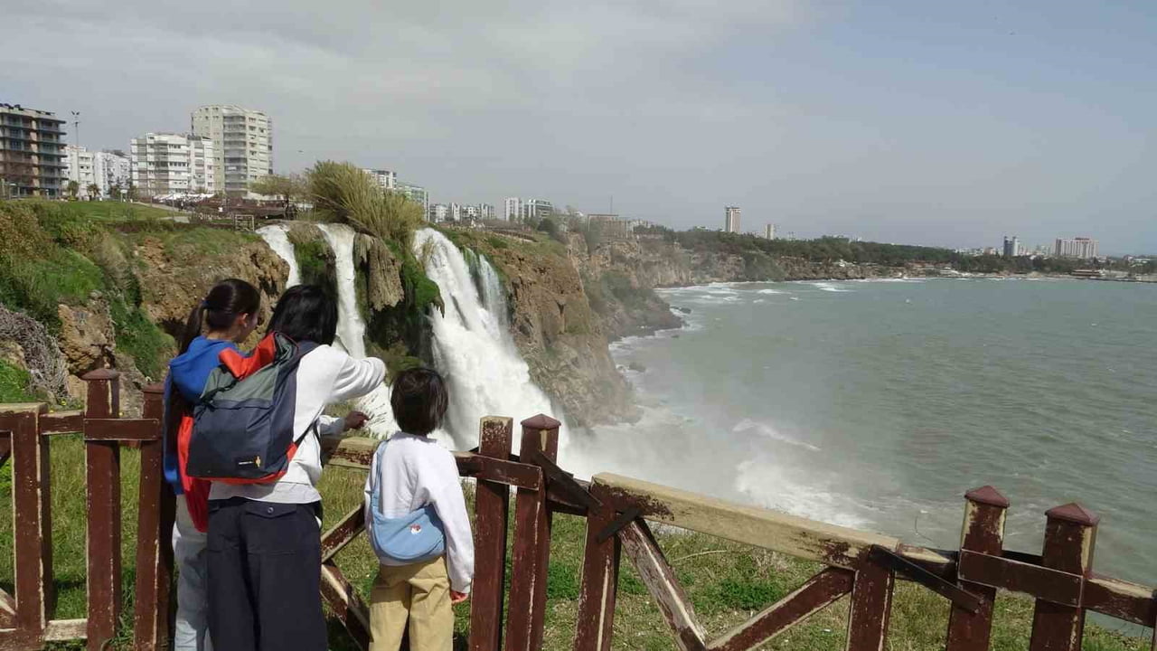 DENİZİN MASMAVİ RENGİNİN YERİNİ KAHVERENGİYE BIRAKTIĞI O ANLAR, TURİSTLER TARAFINDAN MERAKLA...