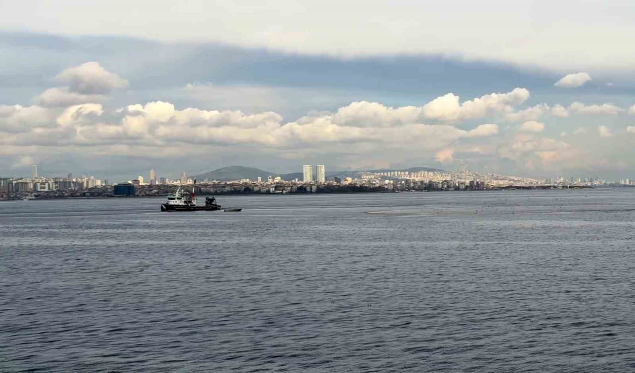 DENİZLERDE AV MEVSİMİNİN SON GÜNLERİNDE MARMARA’DA İSTAVRİT BOLLUĞU YAŞANIYOR.