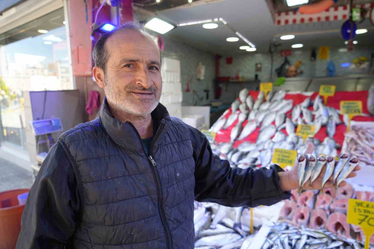 DENİZLERDE AV YASAĞININ BAŞLAMASINA SAYILI GÜNLER KALA SAMSUN’DAKİ BALIKÇI TEZGÂHLARINDA...