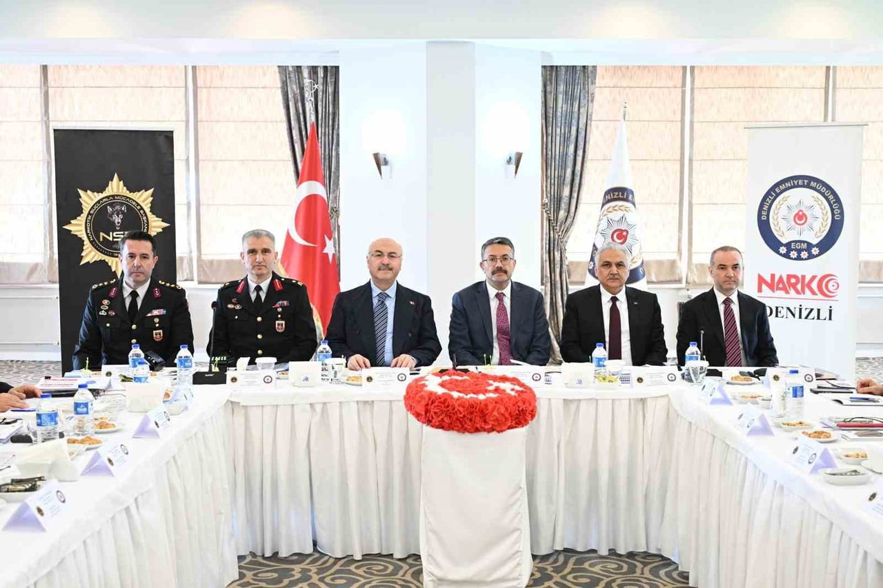 DENİZLİ'DE "NARKOTİKLE MÜCADELEDE BÖLGE TOPLANTISI" GERÇEKLEŞTİRİLDİ. TOPLANTIDA SUÇ GELİRLERİ İLE...