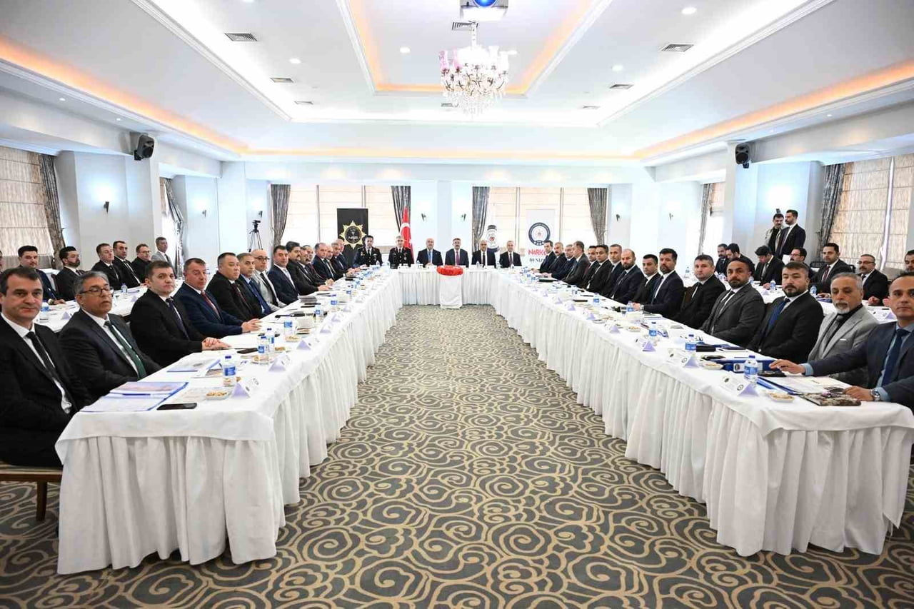 DENİZLİ'DE "NARKOTİKLE MÜCADELEDE BÖLGE TOPLANTISI" GERÇEKLEŞTİRİLDİ. TOPLANTIDA SUÇ GELİRLERİ İLE...