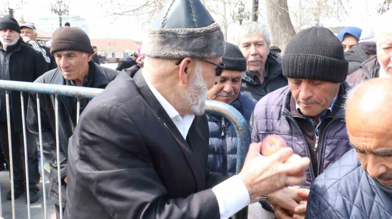 DENİZLİ'DE YAŞAYAN 76 YAŞINDAKİ MUHAMMET YILMAZ, BAHÇESİNDEN TOPLADIĞI ELMALARI, TÜRK POLİS...