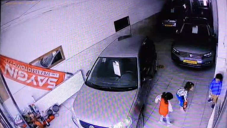 DENİZLİ'NİN TAVAS İLÇESİNDE OTO GALERİYE GİREN 3 AFACAN DUVAR KENARINDA BULUNAN YANGINI TÜPÜYLE...