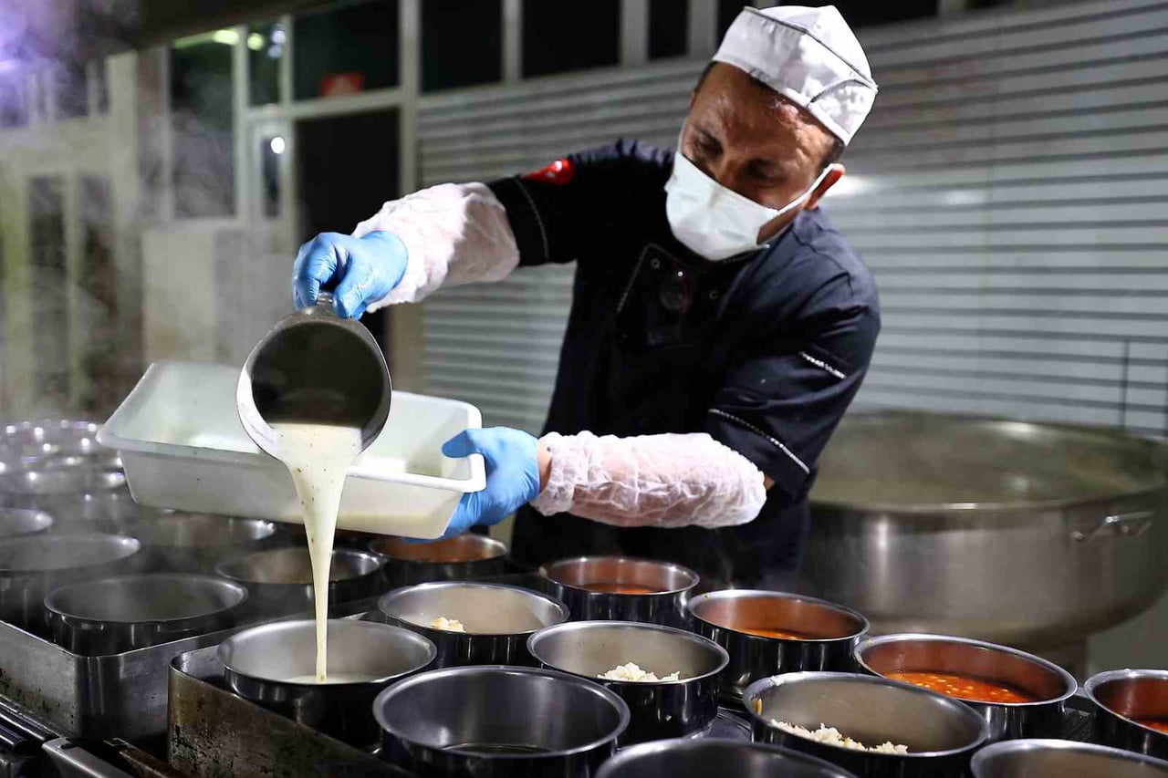 DENİZLİ BÜYÜKŞEHİR BELEDİYESİ AŞEVİ, 9 HANEYLE BAŞLADIĞI HİZMET YOLCULUĞUNDA 2 YILDA 900 HANEYE...