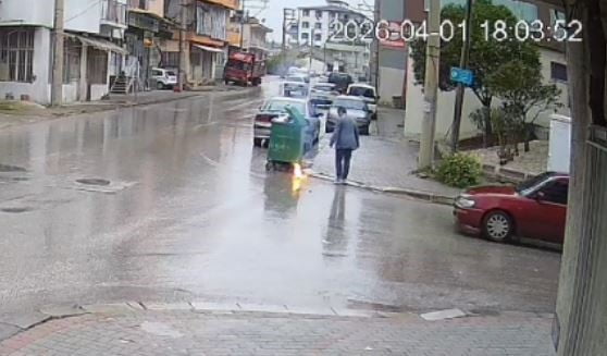 DENİZLİ’DE BİR CEP TELEFONU BATARYASI, ÇÖPE ATILMAK İSTENİRKEN İŞLETMECİNİN ELİNDE PATLAYARAK ALEV...