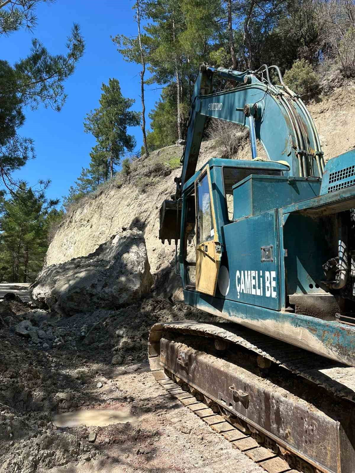 DENİZLİ’DE ÇAMELİ BELEDİYESİ EKİPLERİ, GÖKÇEYAKA MAHALLESİ’NDE YOĞUN YAĞIŞ SONRASI OLUŞAN HEYELAN...