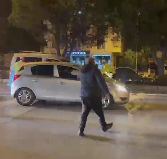 DENİZLİ’DE DUR İHTARINA UYMAYIP POLİSLERİN ÜZERİNE ARAÇ SÜREREK KAÇMAYA ÇALIŞAN SÜRÜCÜ, KISA...