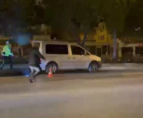 DENİZLİ’DE DUR İHTARINA UYMAYIP POLİSLERİN ÜZERİNE ARAÇ SÜREREK KAÇMAYA ÇALIŞAN SÜRÜCÜ, KISA...
