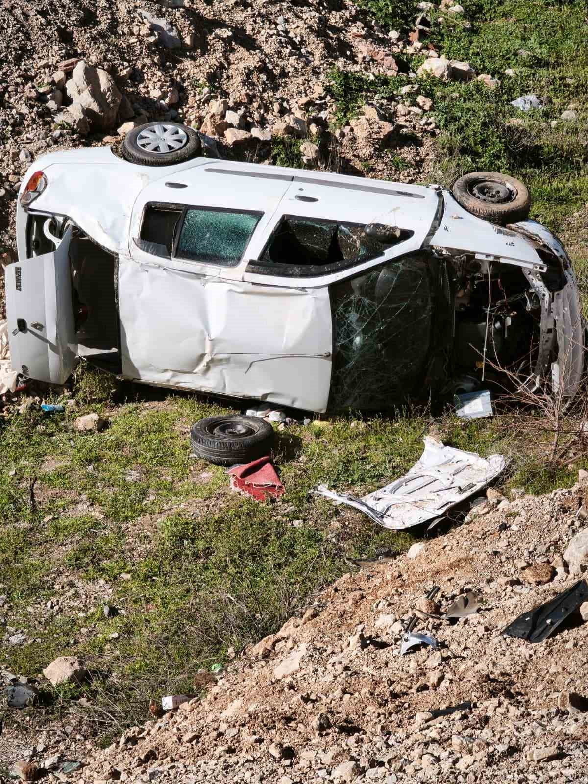 DENİZLİ’DE PARK HALİNDEKİ KAMYONETE ÇARPAN OTOMOBİL BOŞ ARAZİYE UÇTU. ARAÇTA BULUNAN 4 KİŞİLİK...