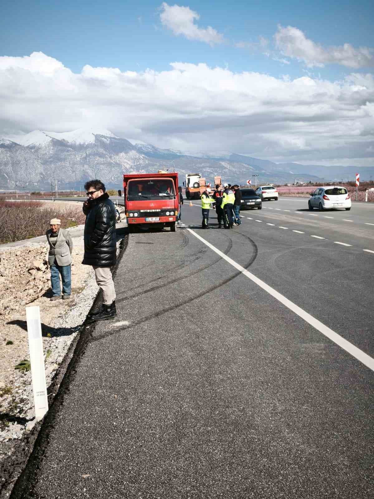 DENİZLİ’DE PARK HALİNDEKİ KAMYONETE ÇARPAN OTOMOBİL BOŞ ARAZİYE UÇTU. ARAÇTA BULUNAN 4 KİŞİLİK...