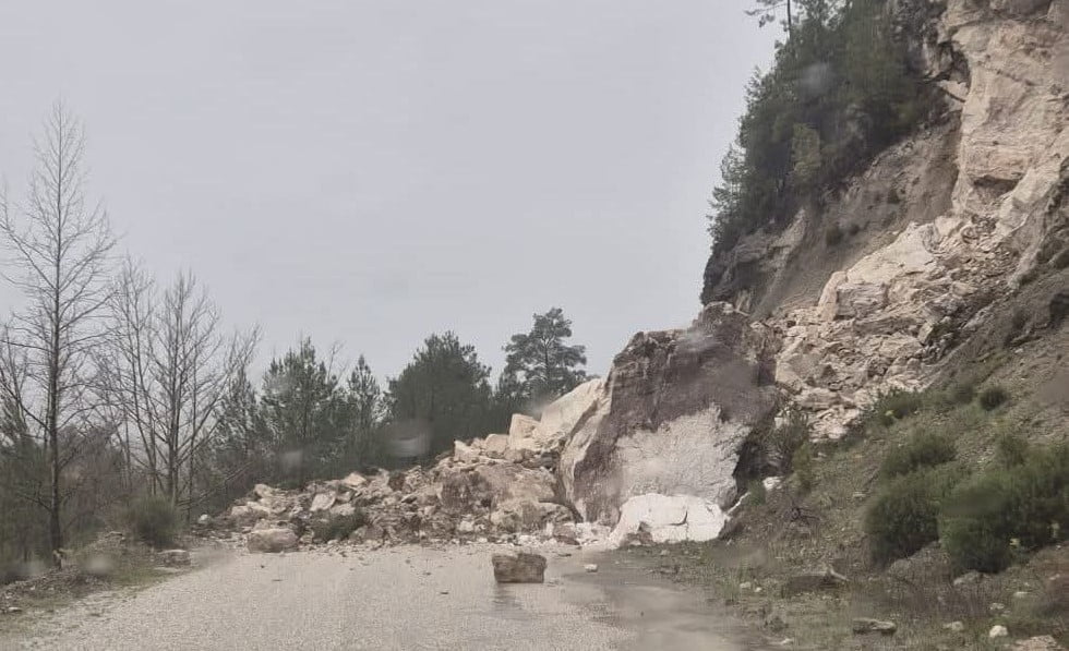 DENİZLİ’DE ŞİDDETLİ YAĞIŞLARIN ARDINDAN MEYDANA GELEN HEYELAN NEDENİYLE ACIPAYAM – DALAMAN...