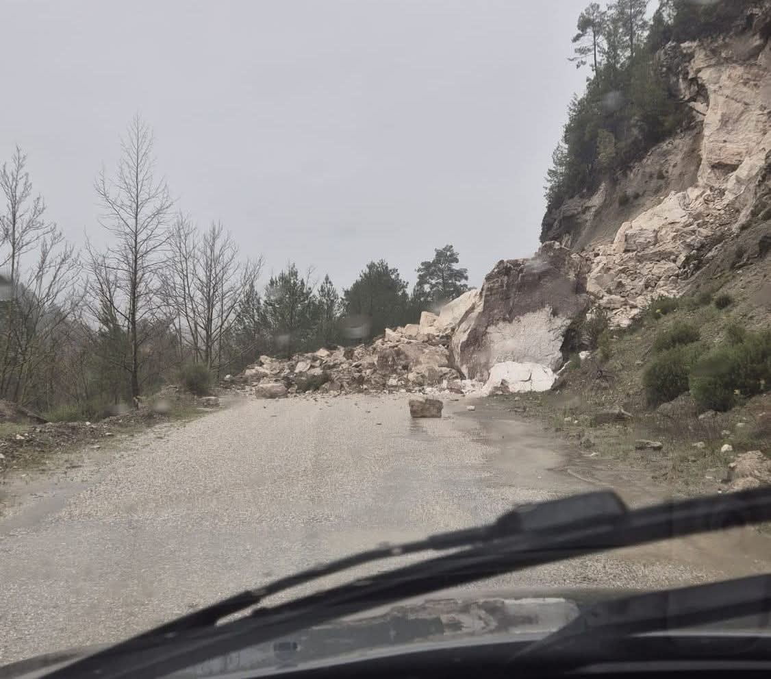DENİZLİ’DE ŞİDDETLİ YAĞIŞLARIN ARDINDAN MEYDANA GELEN HEYELAN NEDENİYLE ACIPAYAM – DALAMAN...