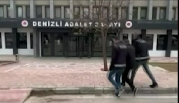DENİZLİ’DE TALİBE ALINDIKTAN SONRA DURDURULAN TIRIN DORSESİNDE YAPILAN ARAMALARDA 30 MİLYON TL...