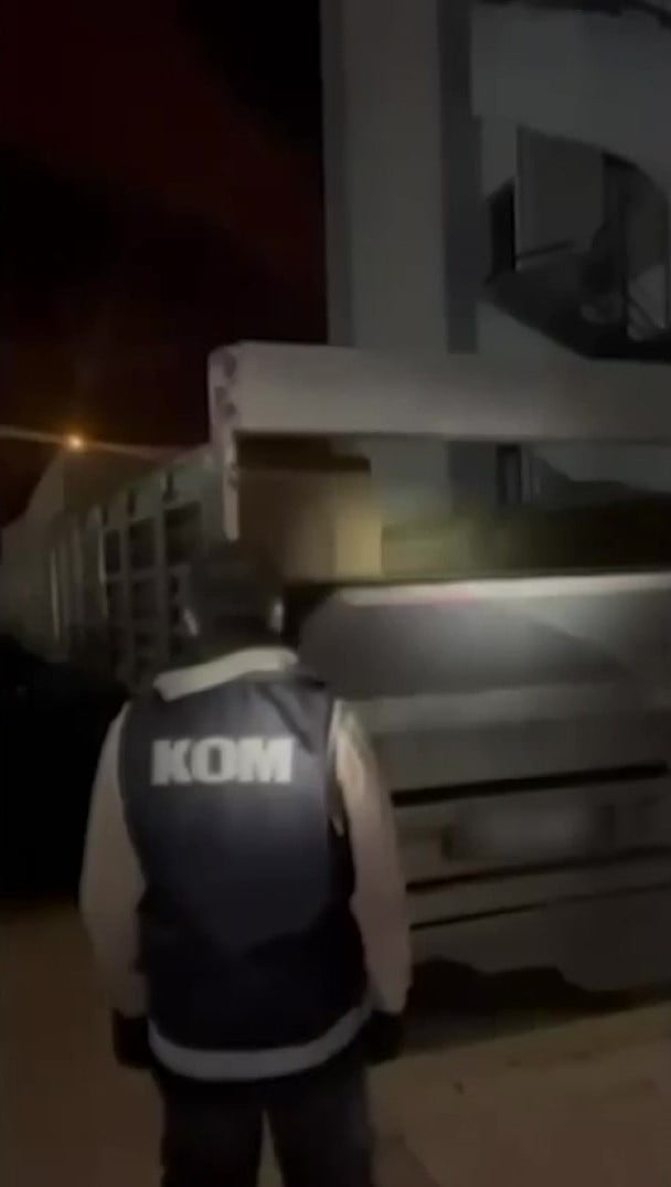 DENİZLİ’DE TALİBE ALINDIKTAN SONRA DURDURULAN TIRIN DORSESİNDE YAPILAN ARAMALARDA 30 MİLYON TL...