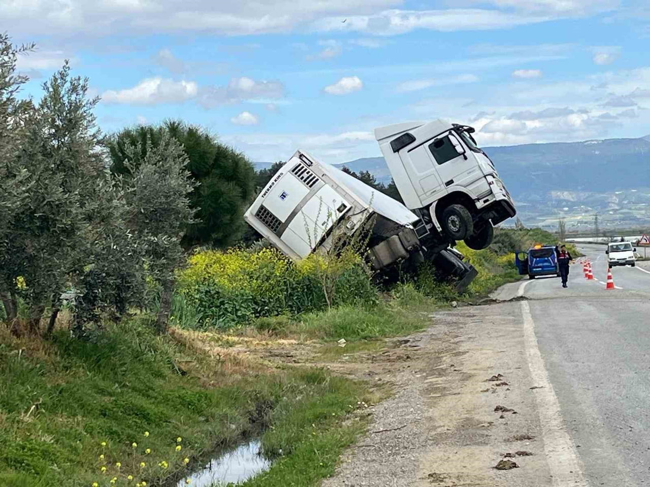 DENİZLİ-MANİSA KARAYOLU TOSUNLAR MAHALLESİ MEVKİİNDE KONTROLDEN ÇIKAN TIR BAĞA GİREREK ŞAHA...
