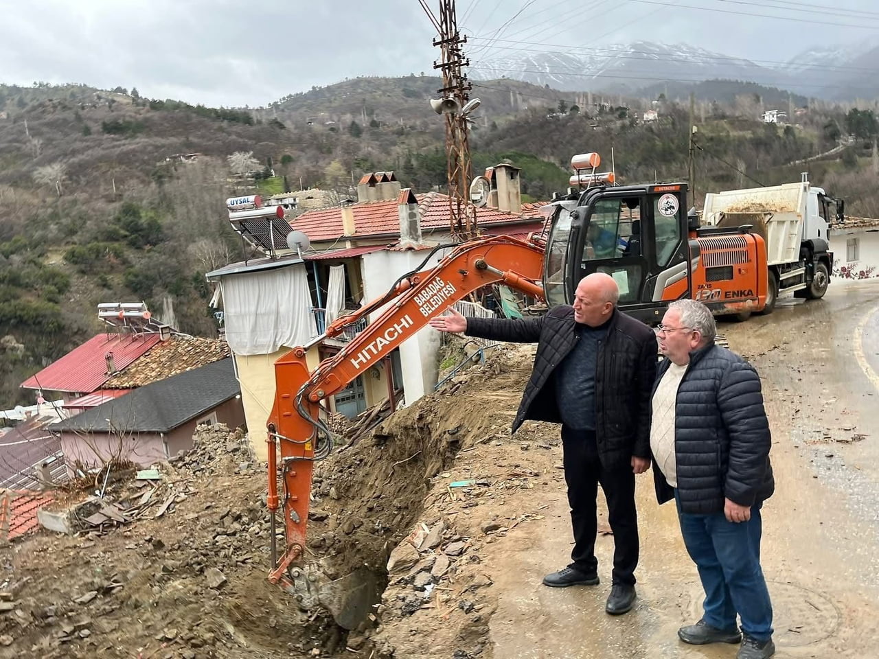 DENİZLİ’NİN BABADAĞ İLÇESİ GÜNDOĞDU MAHALLESİ’NDE YOL GENİŞLETME ÇALIŞMALARI KAPSAMINDA HAYIRSEVER...
