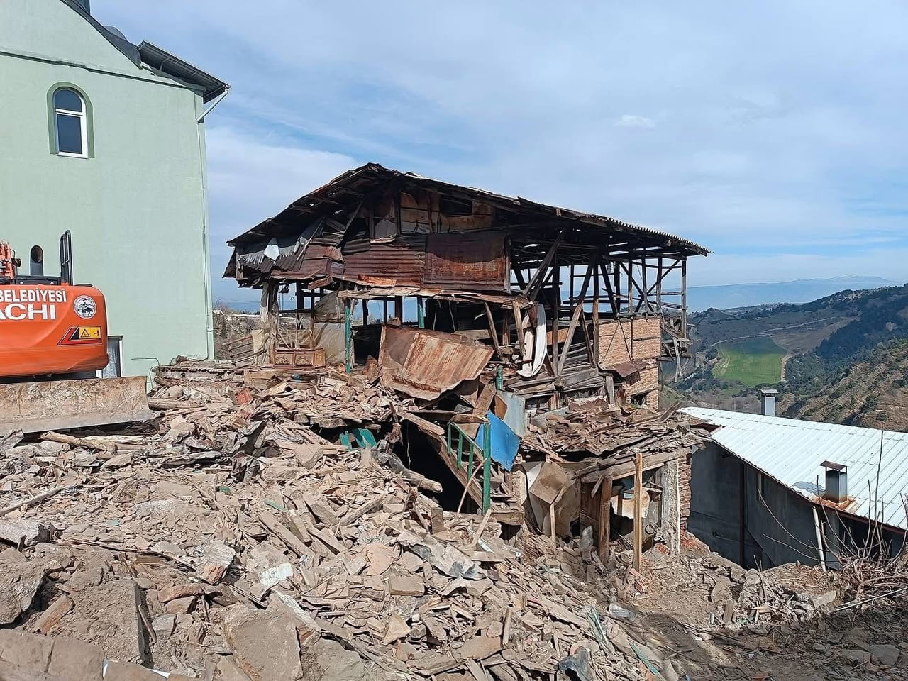 DENİZLİ’NİN BABADAĞ İLÇESİ GÜNDOĞDU MAHALLESİ’NDE YOL GENİŞLETME ÇALIŞMALARI KAPSAMINDA HAYIRSEVER...