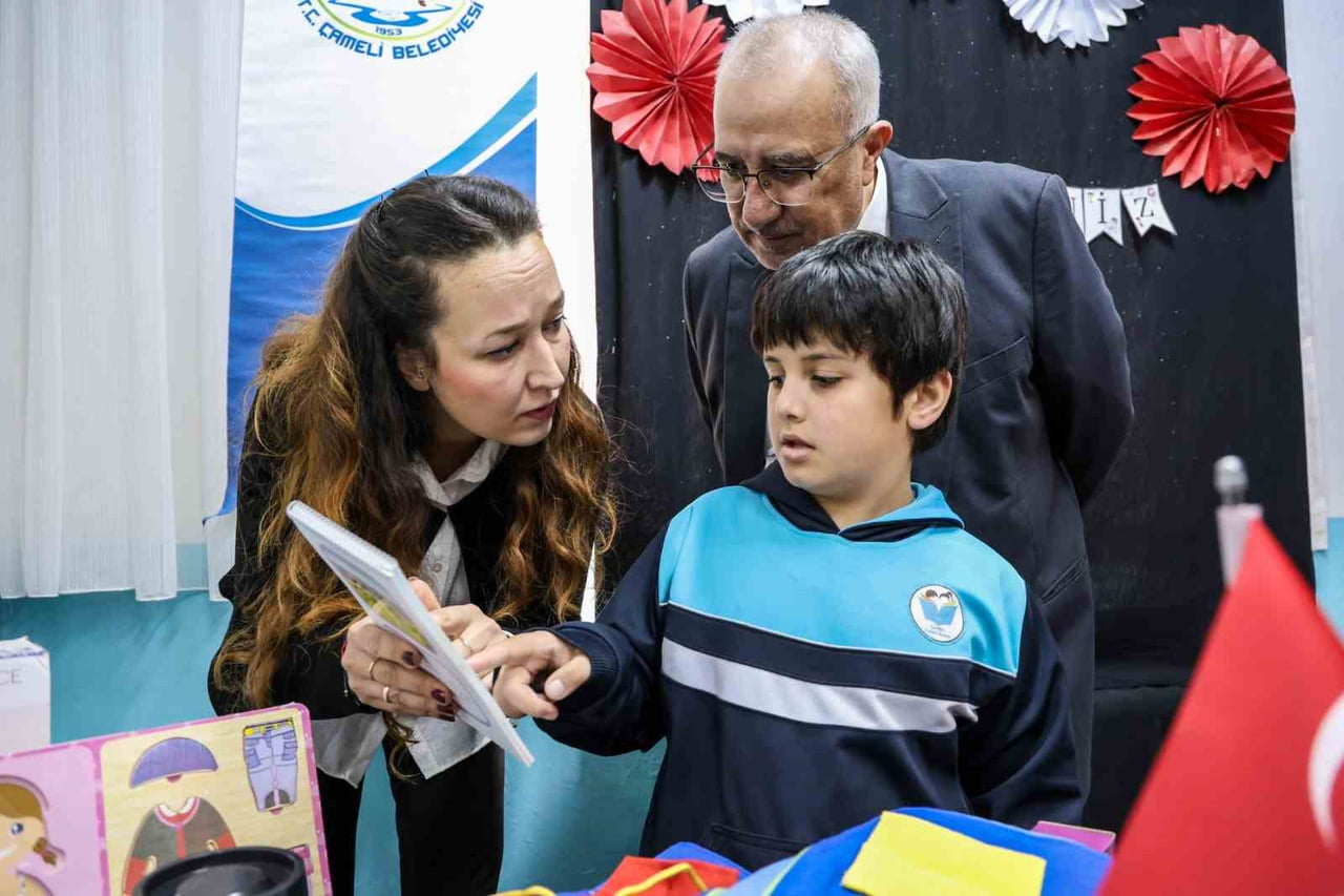 DENİZLİ’NİN ÇAMELİ İLÇESİNDE ÖZEL EĞİTİM ÖĞRENCİLERİ İÇİN SAĞLANAN MALZEMELER, BELEDİYE BAŞKANI...