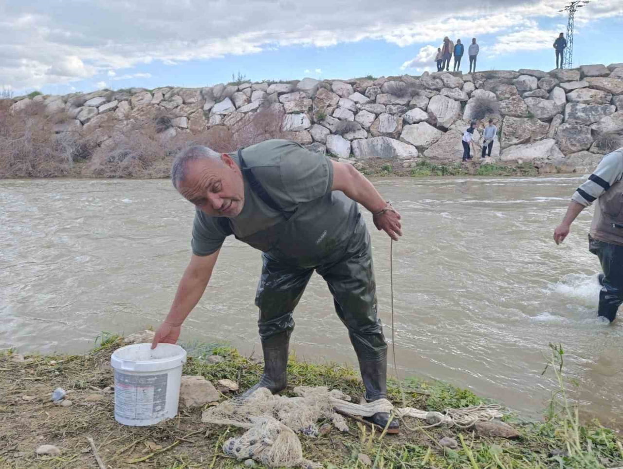 DENİZLİ’NİN ÇİVRİL İLÇESİNDE 10 YILDIR KURAK GEÇEN MEVSİMLER NEDENİYLE SU AKMAYAN KUFİ ÇAYI, DOLU...