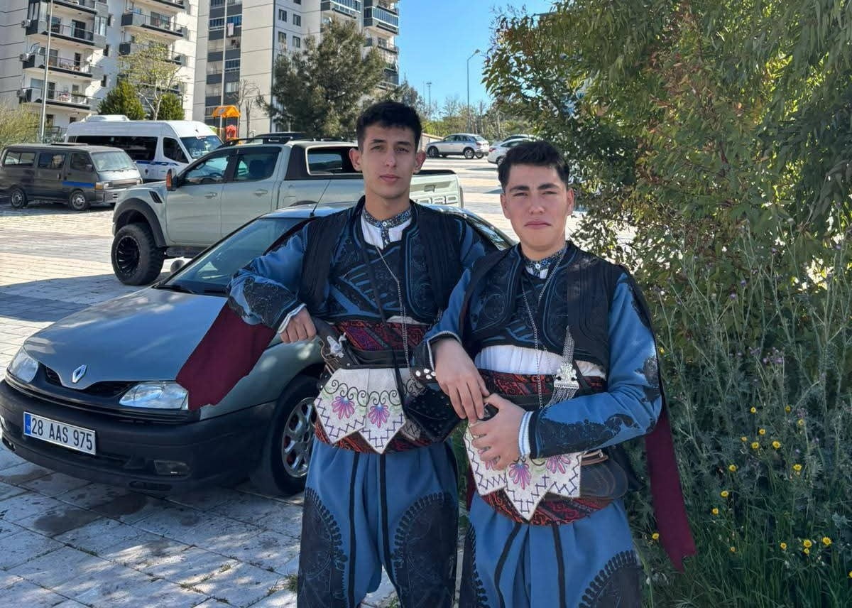 DENİZLİ’NİN KALE İLÇESİNDEKİ MUSTAFA ŞİPAR ANADOLU LİSESİ ÖĞRENCİLERİ, İZMİR’DE DÜZENLENEN HALK...